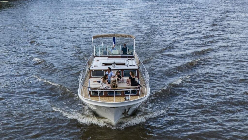 Dolce Vita Yacht Private Seine River Cruise Paris