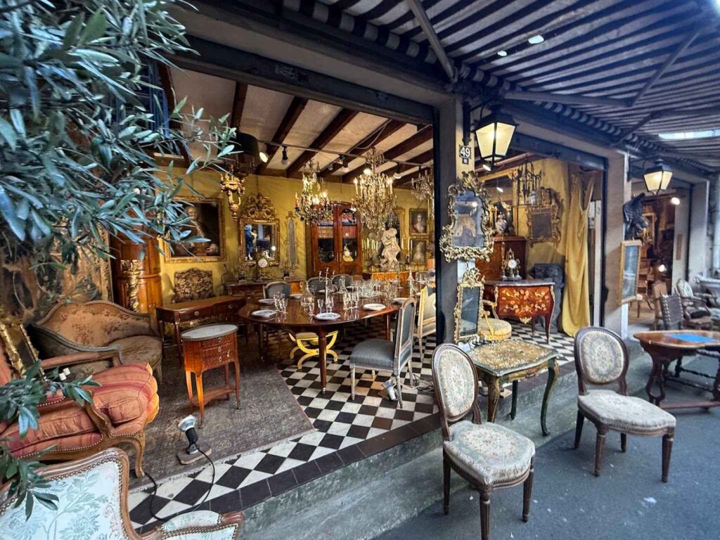 Antique Store At Marché Aux Puces De Saint Ouen