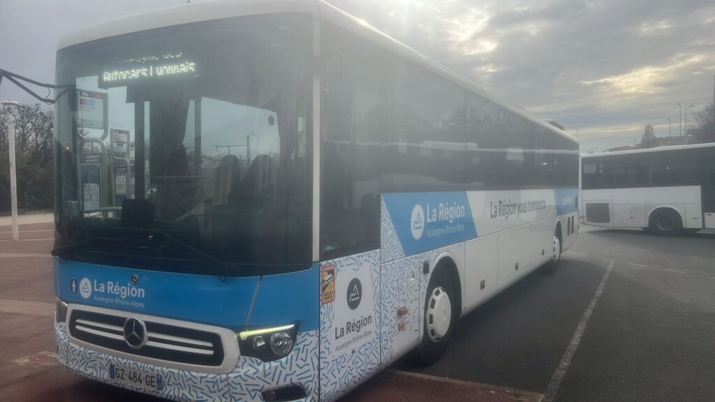 Bus X25 De Cars Région De L'ain
