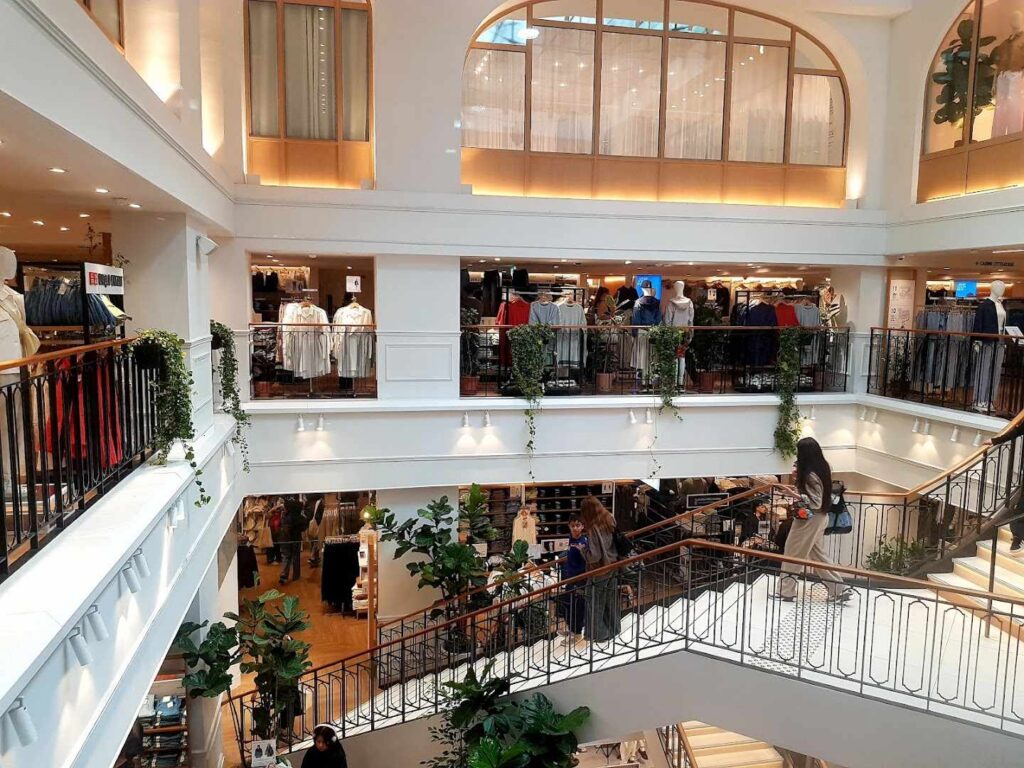 Uniqlo Paris Opéra's Vast Store