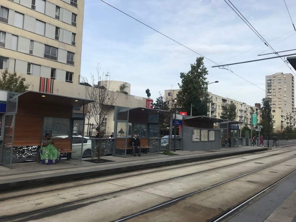 Arrêt De Tram Asnières – Quatre Routes