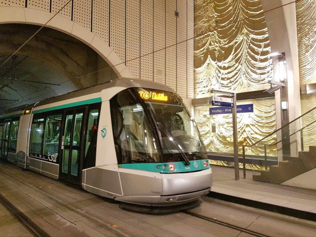 Arrêt De Tram Viroflay – Rive Droite